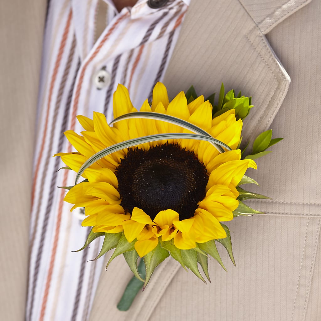 Free Spirit Boutonniere – Sandelas Flower Shop, Chicago IL